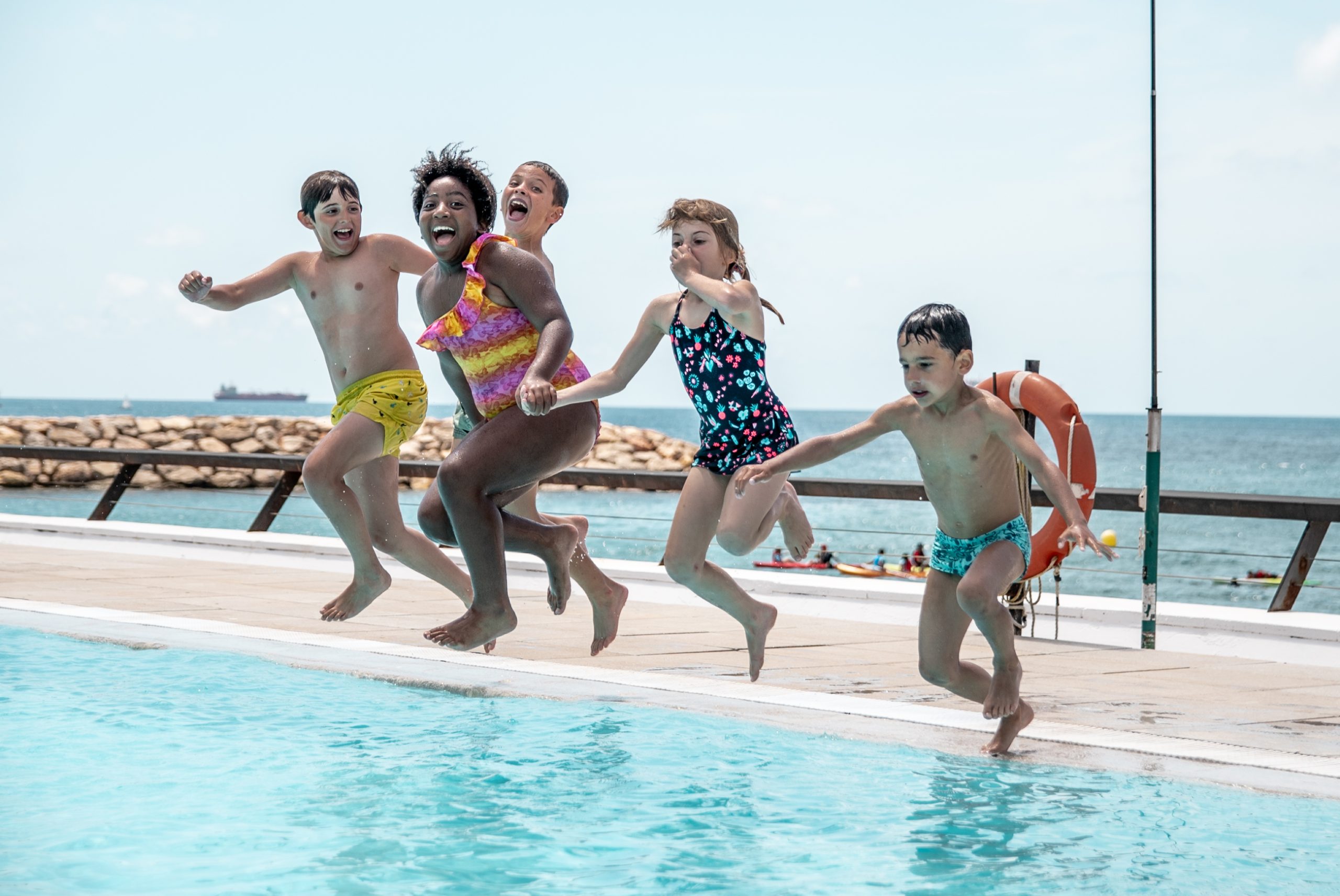 Infants gaudint del casal d'estiu